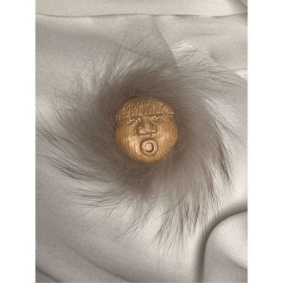Hand Carved Inuit Native Face Singing Wood Brooch With Fox Fur - Picture 2 of 9